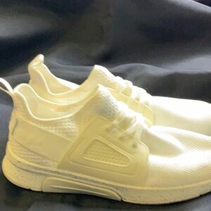 Like new white gym shoes